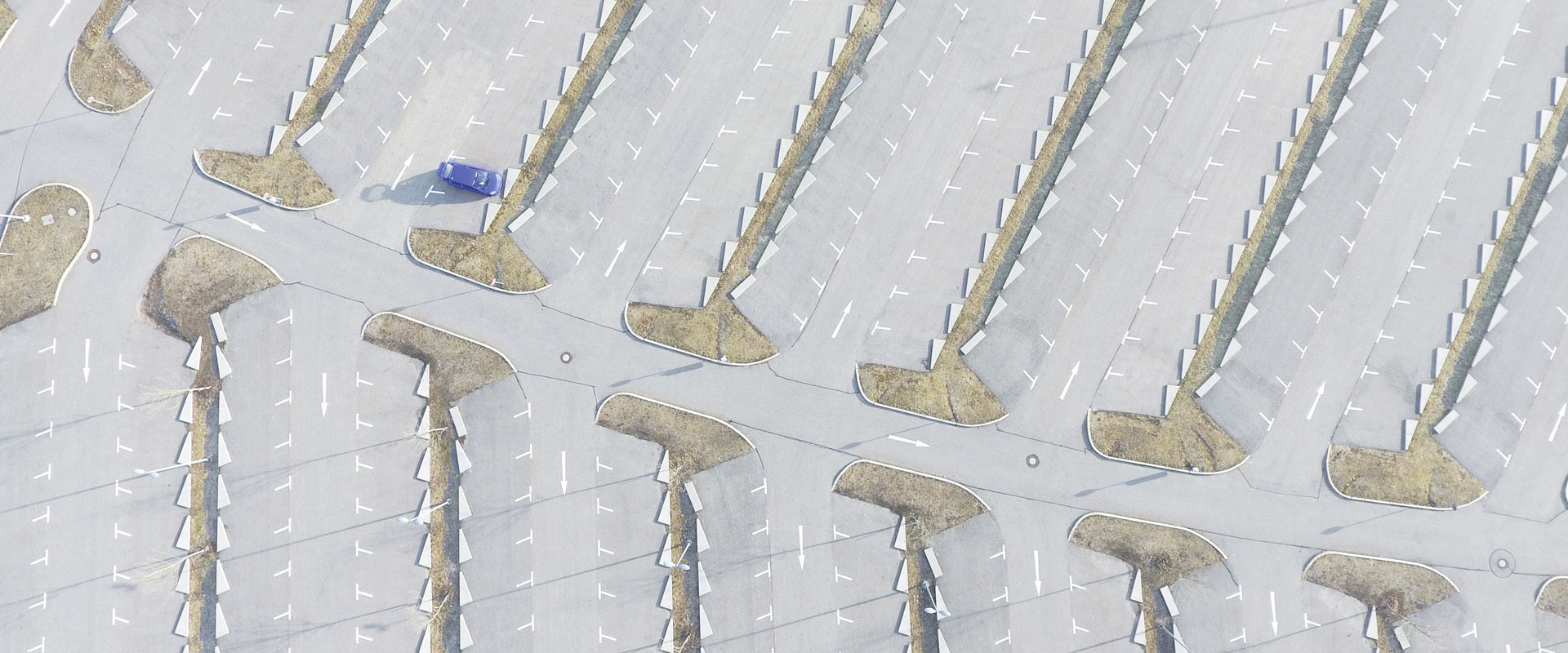 Straße die sich in zwei Wege teilt